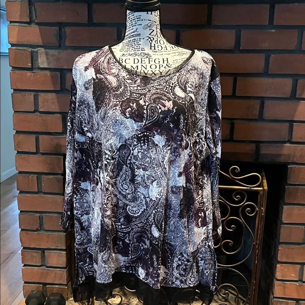 Simply Vera Vera Wang Paisly Patterned Tunic with side slits.